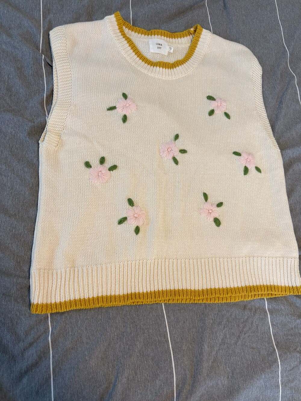 Luna Ivy Floral Embroidered Knit Sweater Vest Size L Ivory Yellow